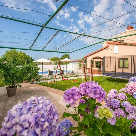 Stunning In Vakantiehuis Marčana